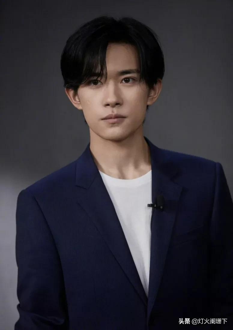 易烊千玺回应争议：为了不给大家添堵，主动放弃入职国家话剧院