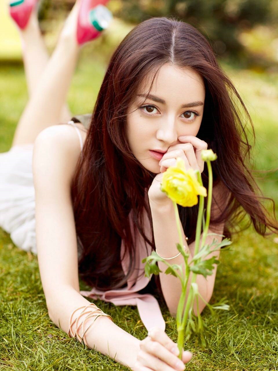 90后女演员—迪丽热巴，五官精致，身材高挑