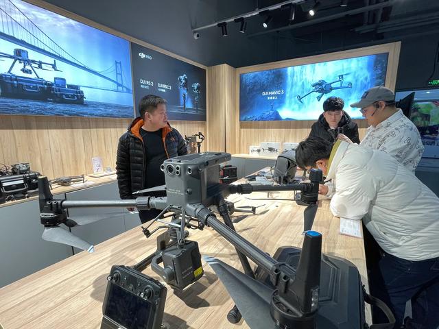 当下谁还敢开实体店，真的不怕冷场吗？我这俩朋友是不是发疯了