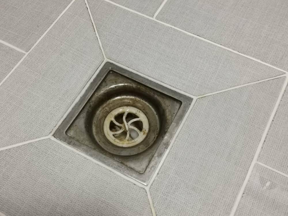 洗衣机排水管不能直接插在地漏里,特别是夏天,问题更多