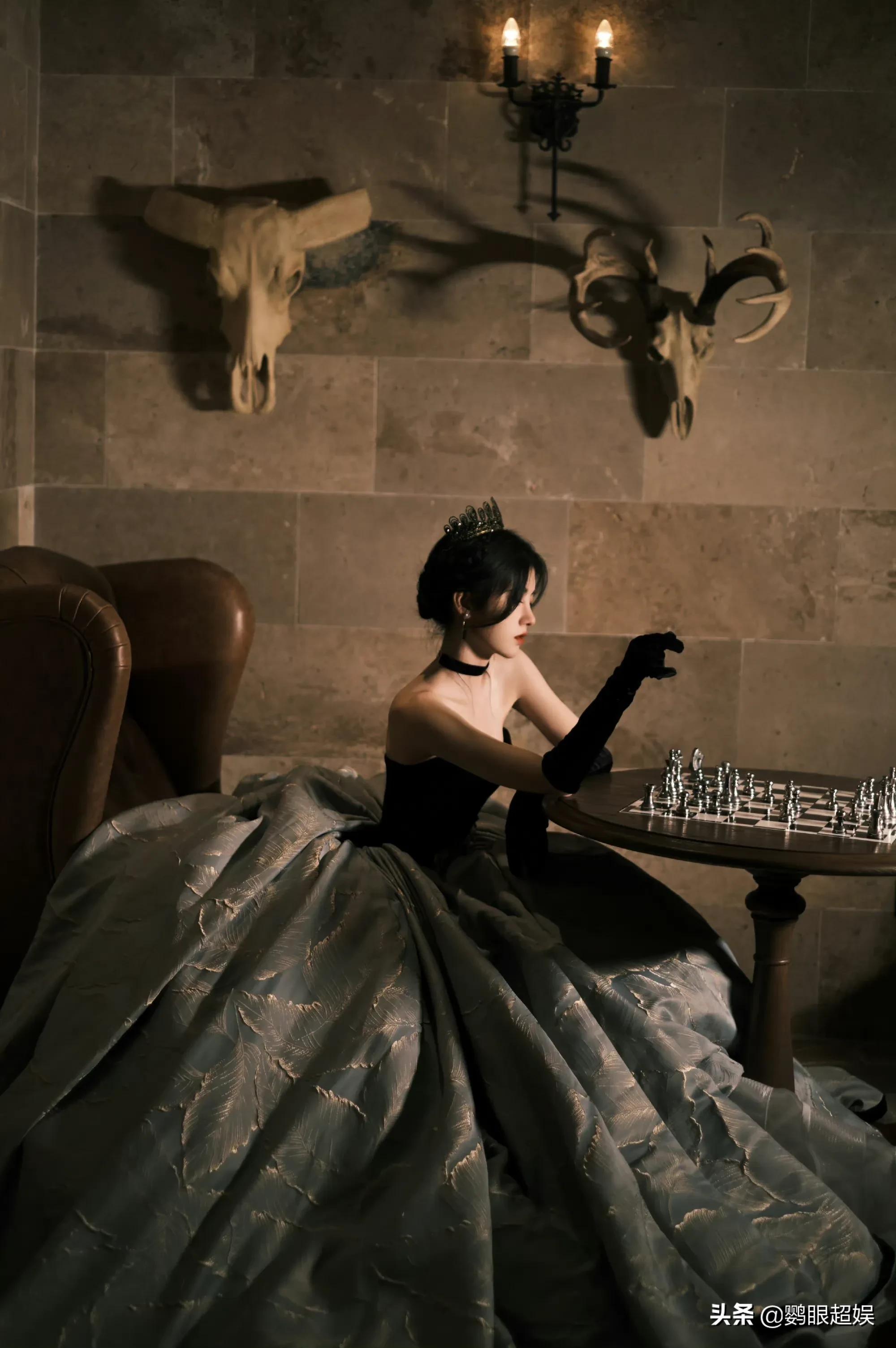 鞠婧祎晚装黑公主风，衬托出神一般的美貌