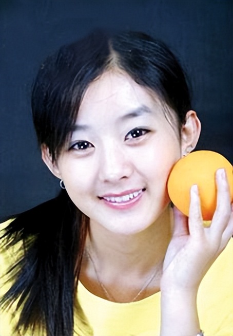 彼时,赵丽颖离开河北前往杭州参加《雅虎搜星》比赛.