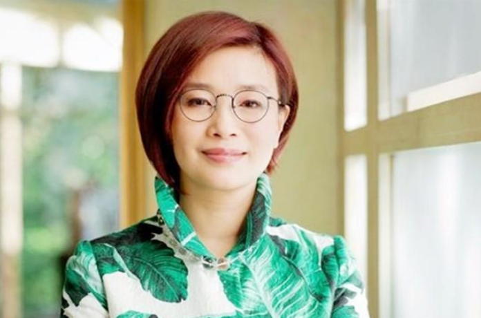 温州女富豪胡洁：前夫贪污入狱16年，二婚嫁周立波，送百万保时捷