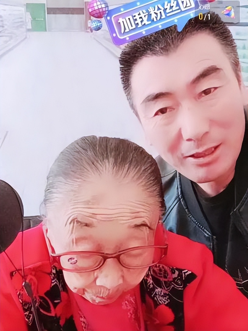 李玉成给85岁马玉琴梳头，女方面目狰狞，网友：头皮都要薅掉了