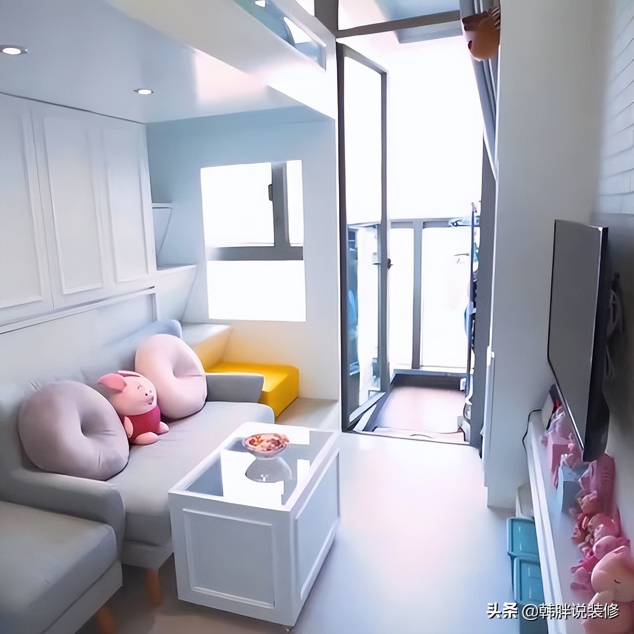 香港90后小夫妻，花230万买下12㎡小屋，床吊在半空，这设计绝了