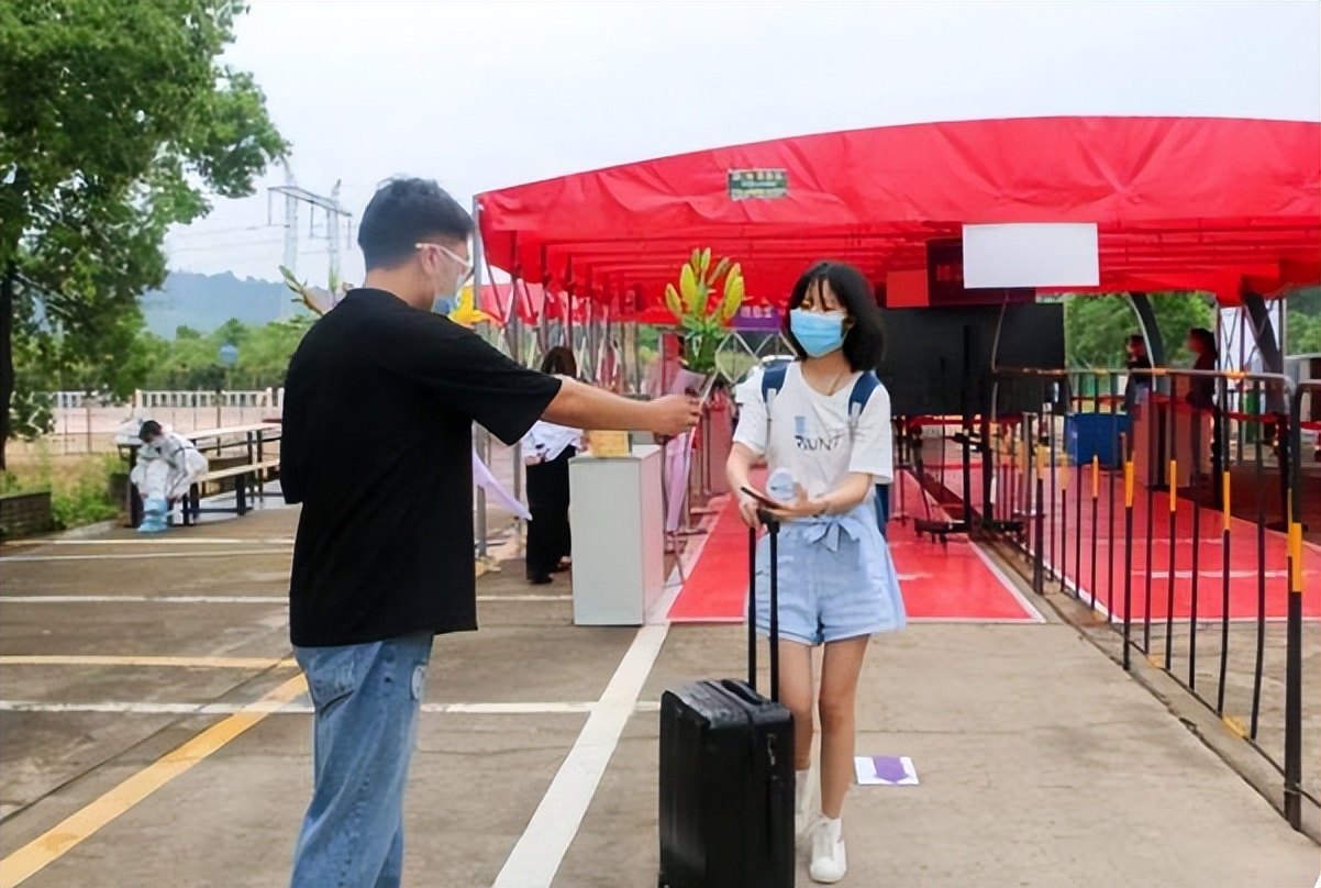 学生读个大学要花多少钱？看完这个账单后，普通家庭有点惆怅