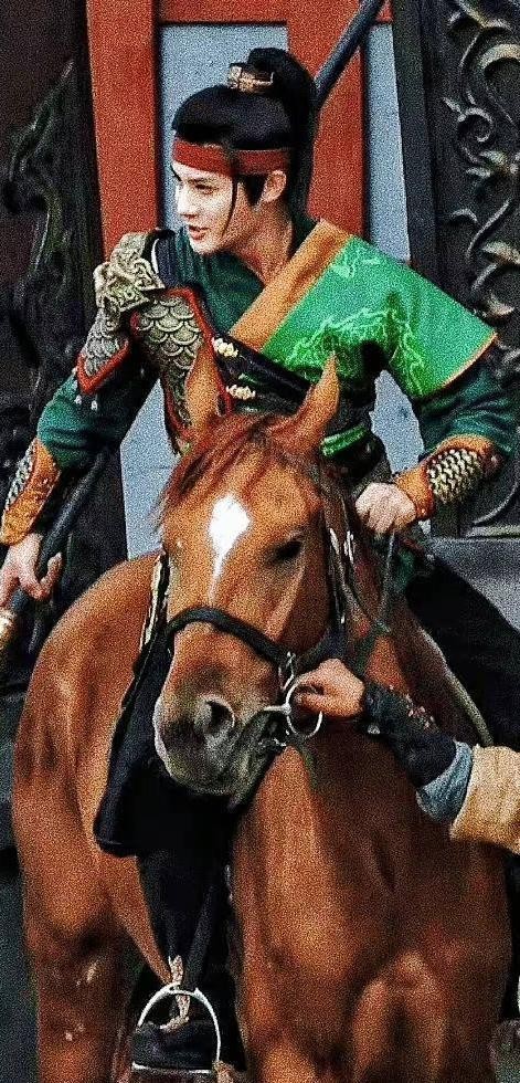 不够潇洒别骑马，这10位演员告诉你，啥叫鲜衣怒马少年郎