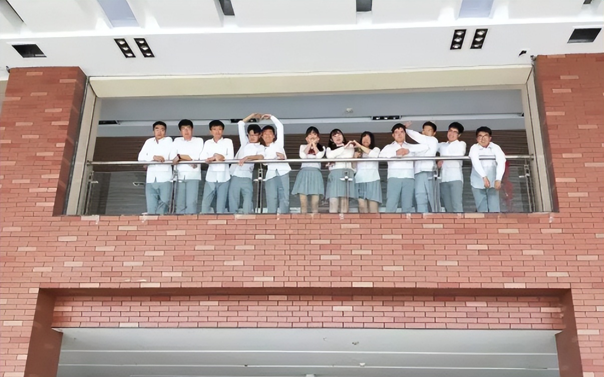 河北一所处境尴尬的大学，学霸看不上学渣考不上，就业前景却很好