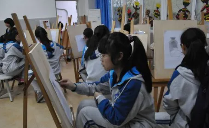 四岁半女孩自学绘画，线条“婉转而流畅”，美术生看后为其点赞