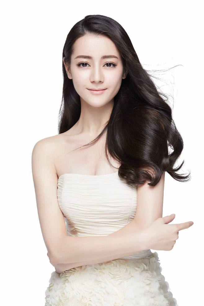 90后女演员—迪丽热巴，五官精致，身材高挑