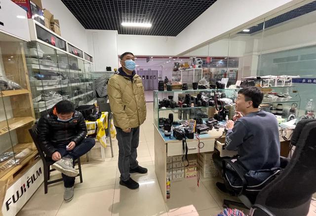 当下谁还敢开实体店，真的不怕冷场吗？我这俩朋友是不是发疯了