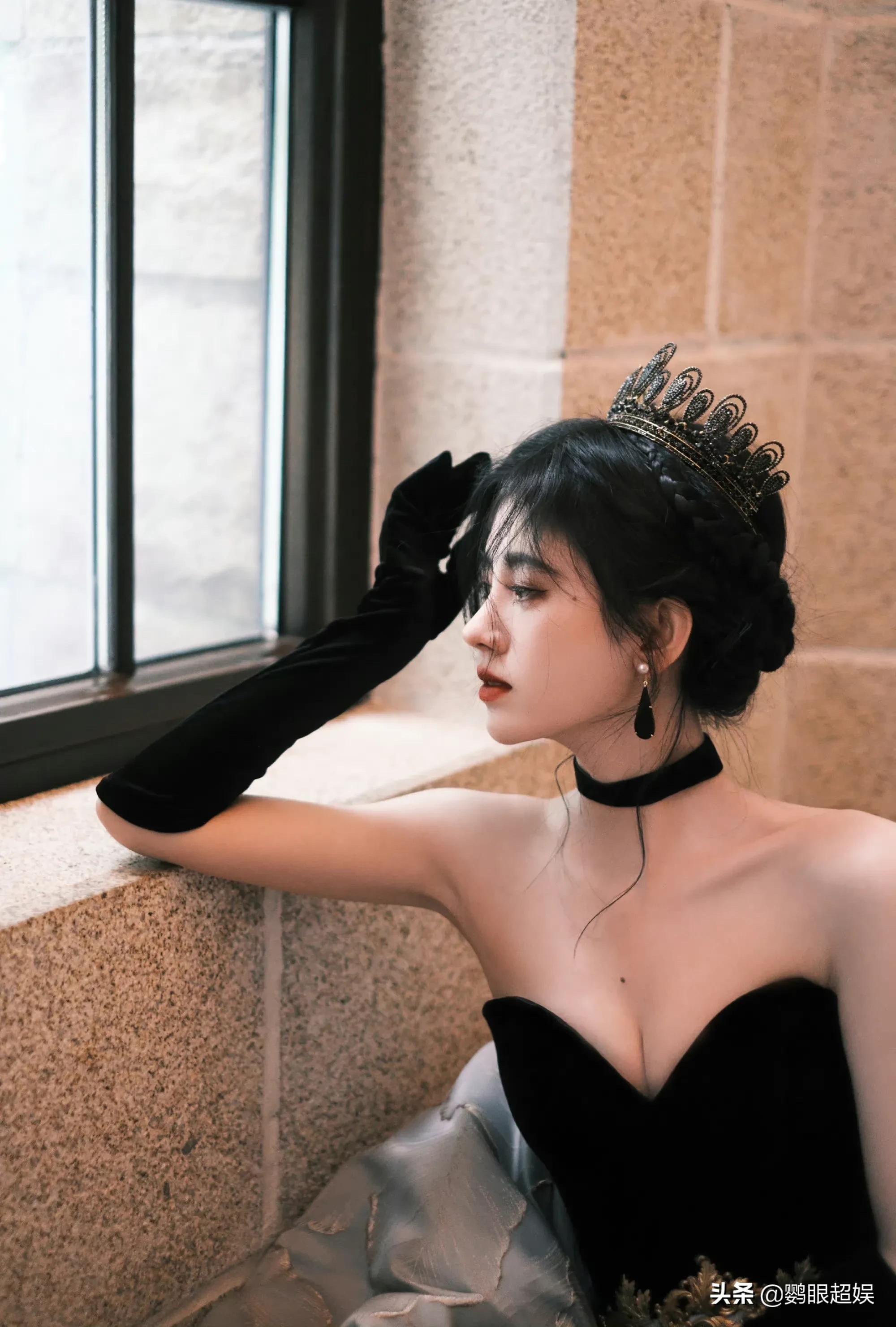 鞠婧祎晚装黑公主风，衬托出神一般的美貌