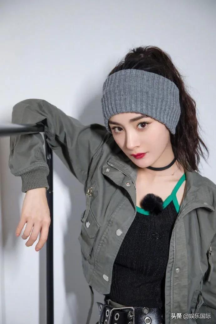 电竞少女！杨幂穿紫衣戴耳机侧颜迷人