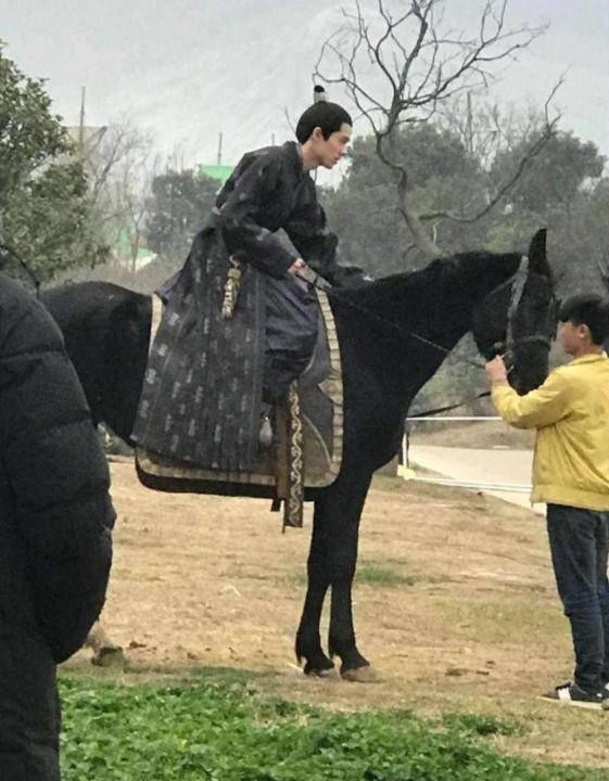 不够潇洒别骑马，这10位演员告诉你，啥叫鲜衣怒马少年郎