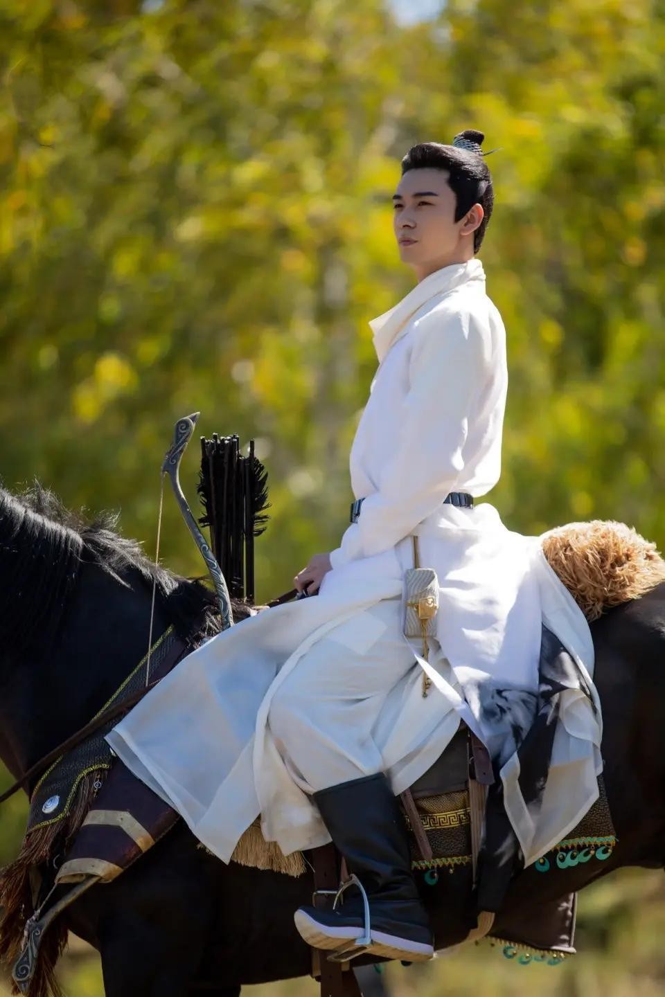 不够潇洒别骑马，这10位演员告诉你，啥叫鲜衣怒马少年郎