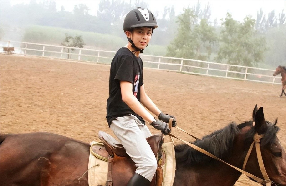 不够潇洒别骑马，这10位演员告诉你，啥叫鲜衣怒马少年郎