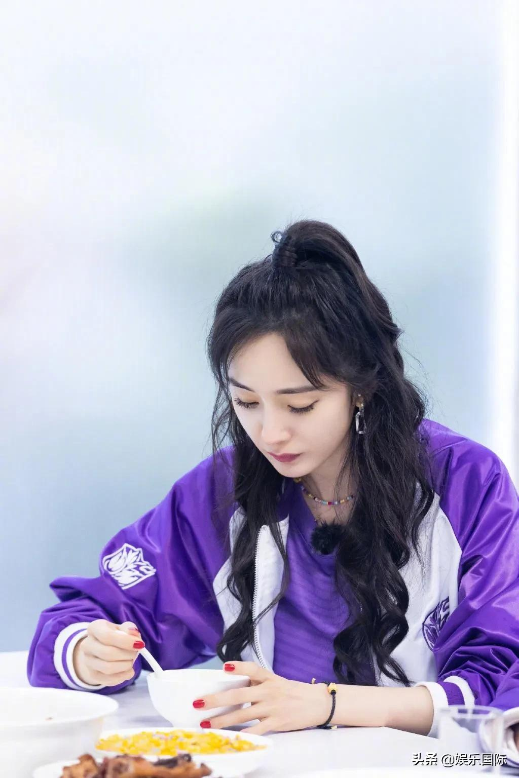 电竞少女！杨幂穿紫衣戴耳机侧颜迷人