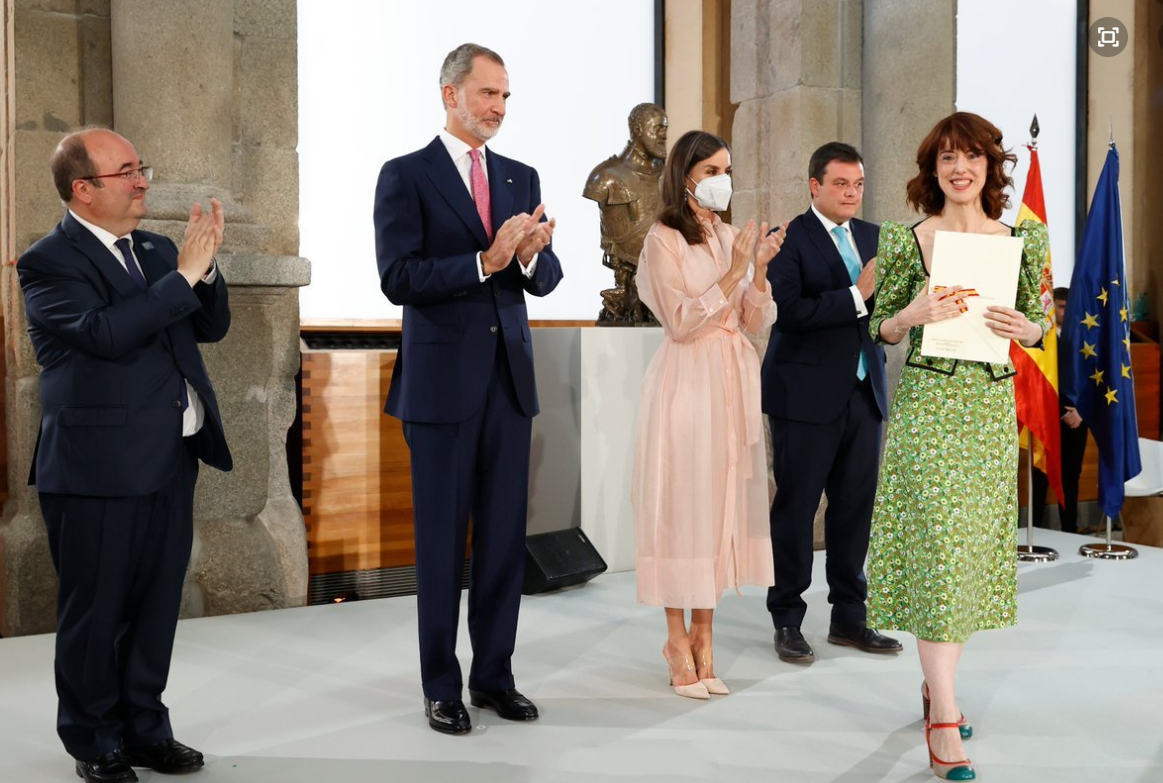 西班牙王后重穿欧根纱裙，马尾辫换成披肩发型，又长3岁依然惊艳