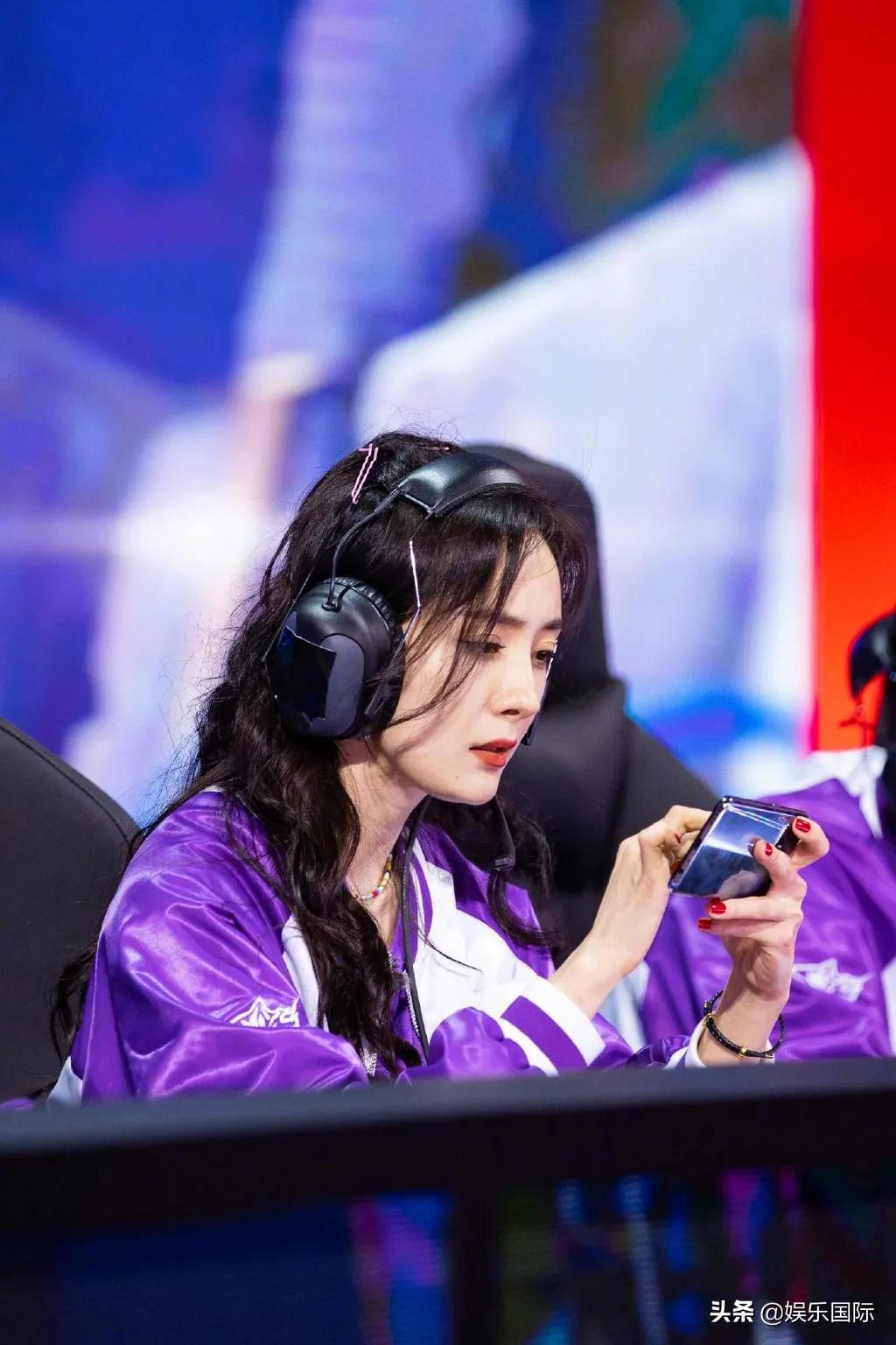 电竞少女！杨幂穿紫衣戴耳机侧颜迷人