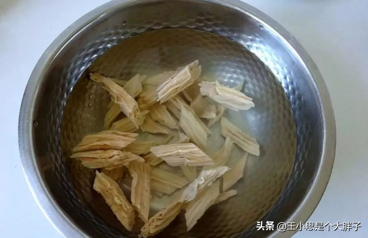 腐竹别用冷水泡，学会3个技巧，10分钟泡软，软嫩有嚼劲还不夹生
