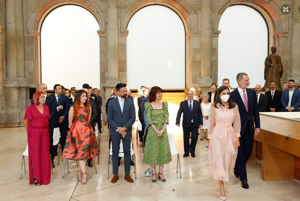 西班牙王后重穿欧根纱裙，马尾辫换成披肩发型，又长3岁依然惊艳