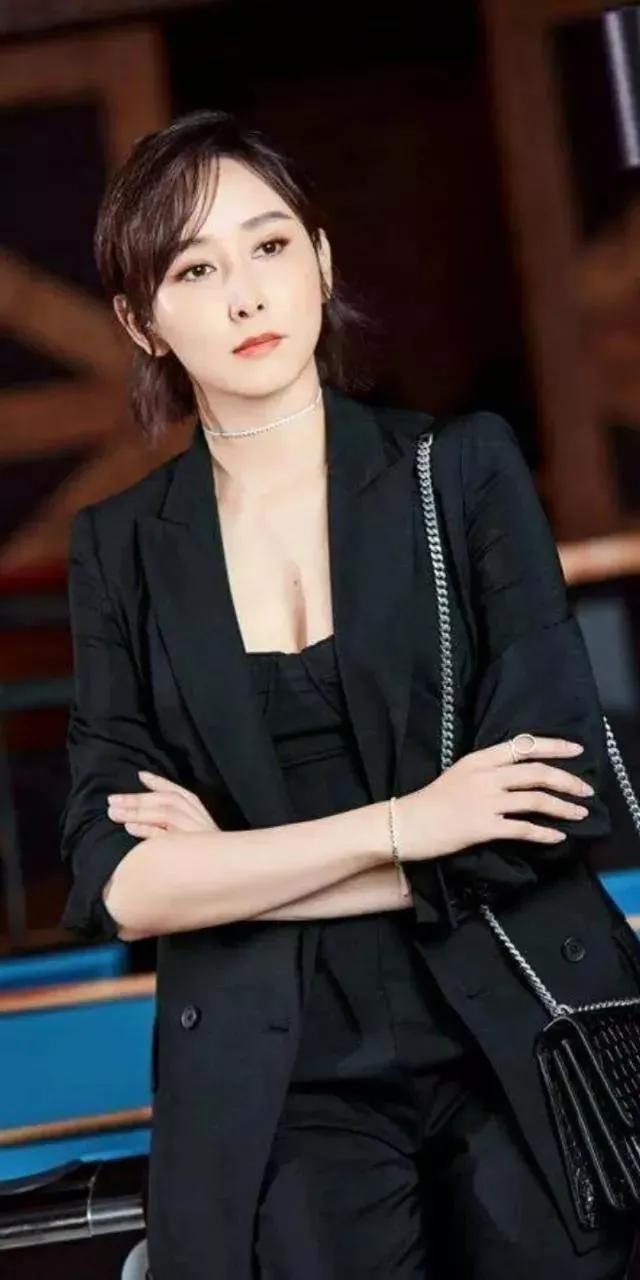 明星俏佳人：阔太太胡静，嫁入豪门，气质，举止高贵十足贵妇范