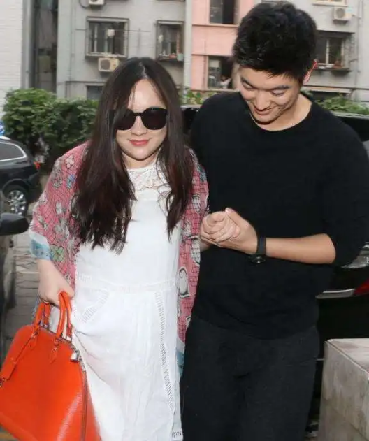 怀孕后胖得离谱的女明星，有人飙升55斤，有人直逼190胖若两人