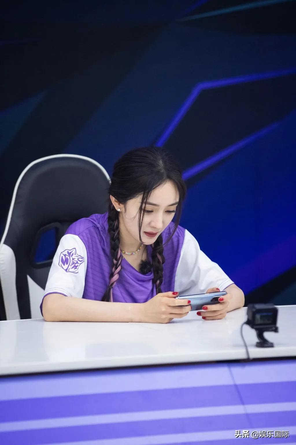 电竞少女！杨幂穿紫衣戴耳机侧颜迷人