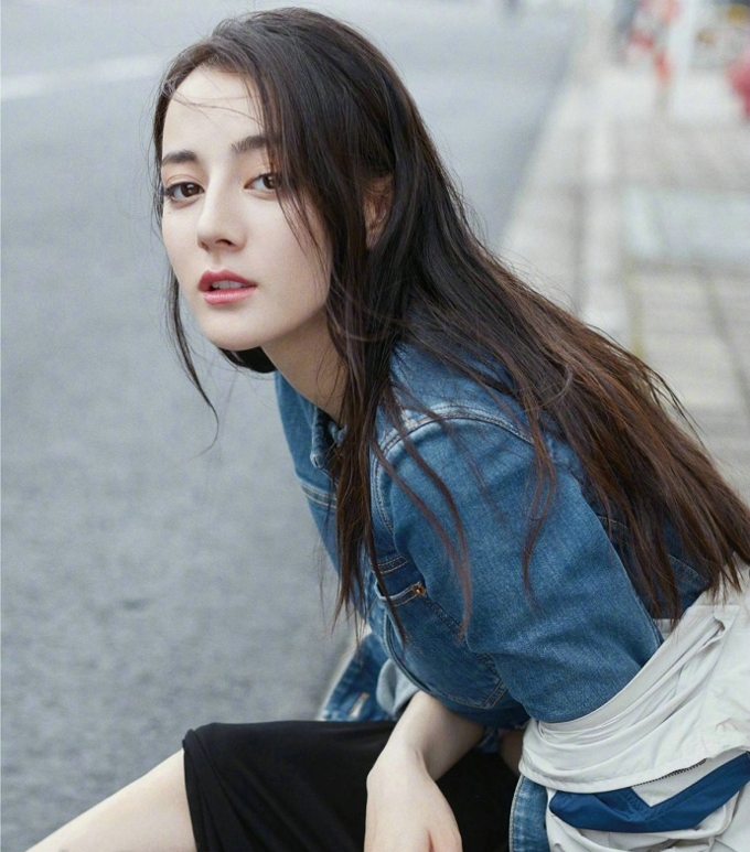 90后女演员—迪丽热巴，五官精致，身材高挑