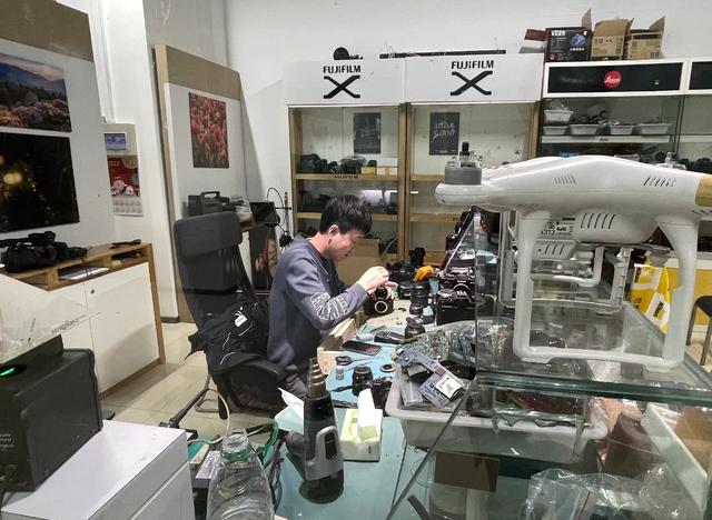 当下谁还敢开实体店，真的不怕冷场吗？我这俩朋友是不是发疯了