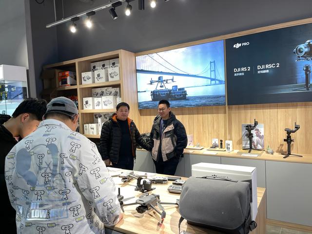 当下谁还敢开实体店，真的不怕冷场吗？我这俩朋友是不是发疯了