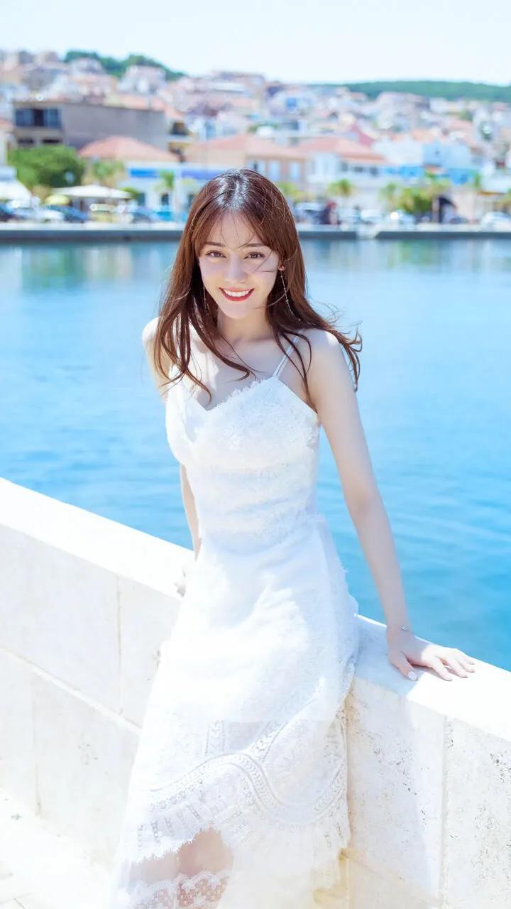 迪丽热巴太漂亮了，这张照片很可爱