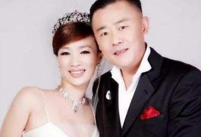 温州女富豪胡洁：前夫贪污入狱16年，二婚嫁周立波，送百万保时捷