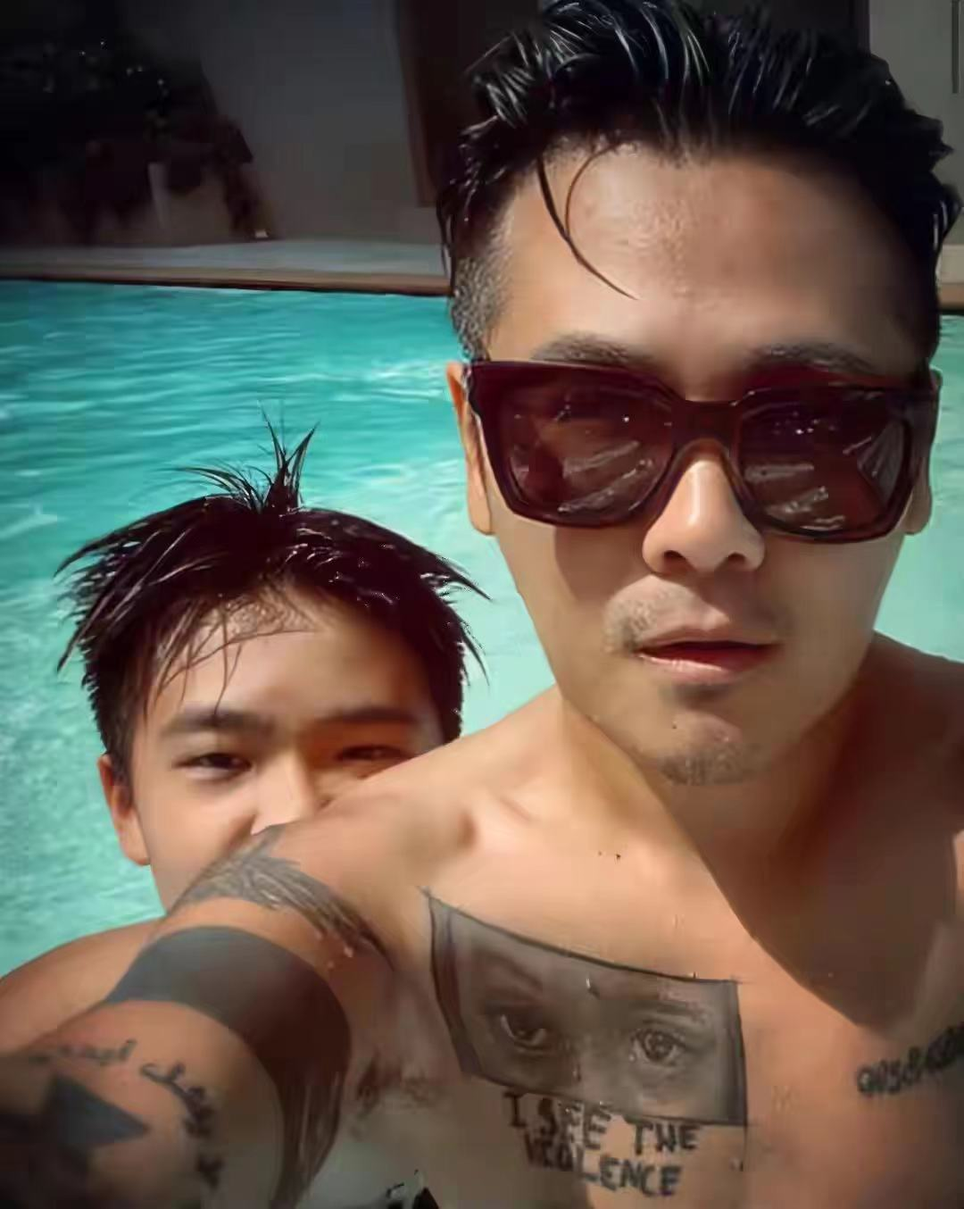 曹格老婆晒比基尼美照,凹凸有致似少女,儿子皮肤黝黑肌肉壮硕