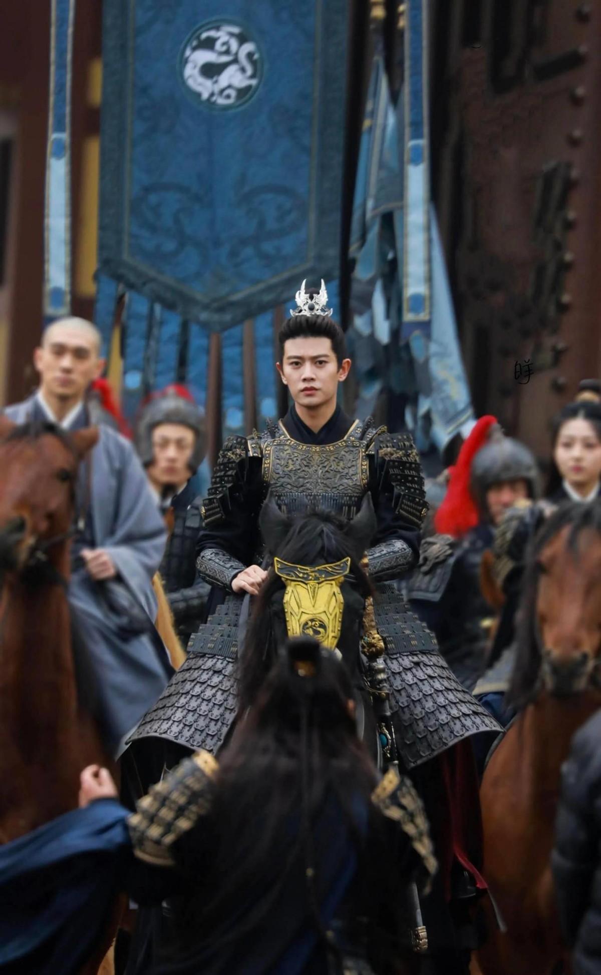 不够潇洒别骑马，这10位演员告诉你，啥叫鲜衣怒马少年郎