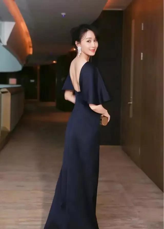 明星俏佳人：阔太太胡静，嫁入豪门，气质，举止高贵十足贵妇范