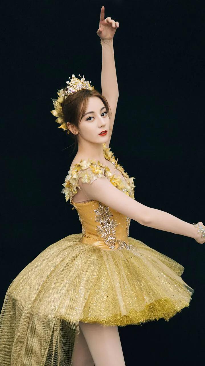 迪丽热巴太漂亮了，这张照片很可爱