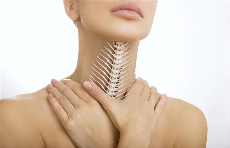 碰上鱼刺卡喉，别再喝醋吞饭了！建议试试这2个方法，安全有效