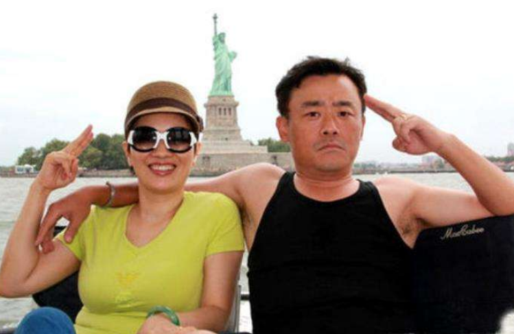 温州女富豪胡洁：前夫贪污入狱16年，二婚嫁周立波，送百万保时捷