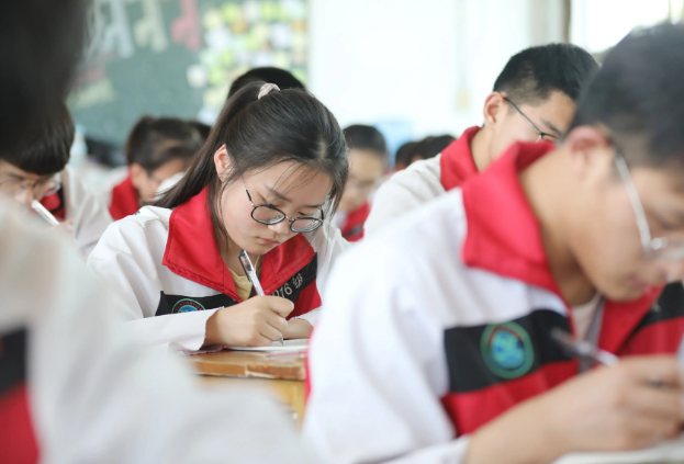 清华教室实拍图走红，顶级学府也“内卷”，网友却说高学历低素质