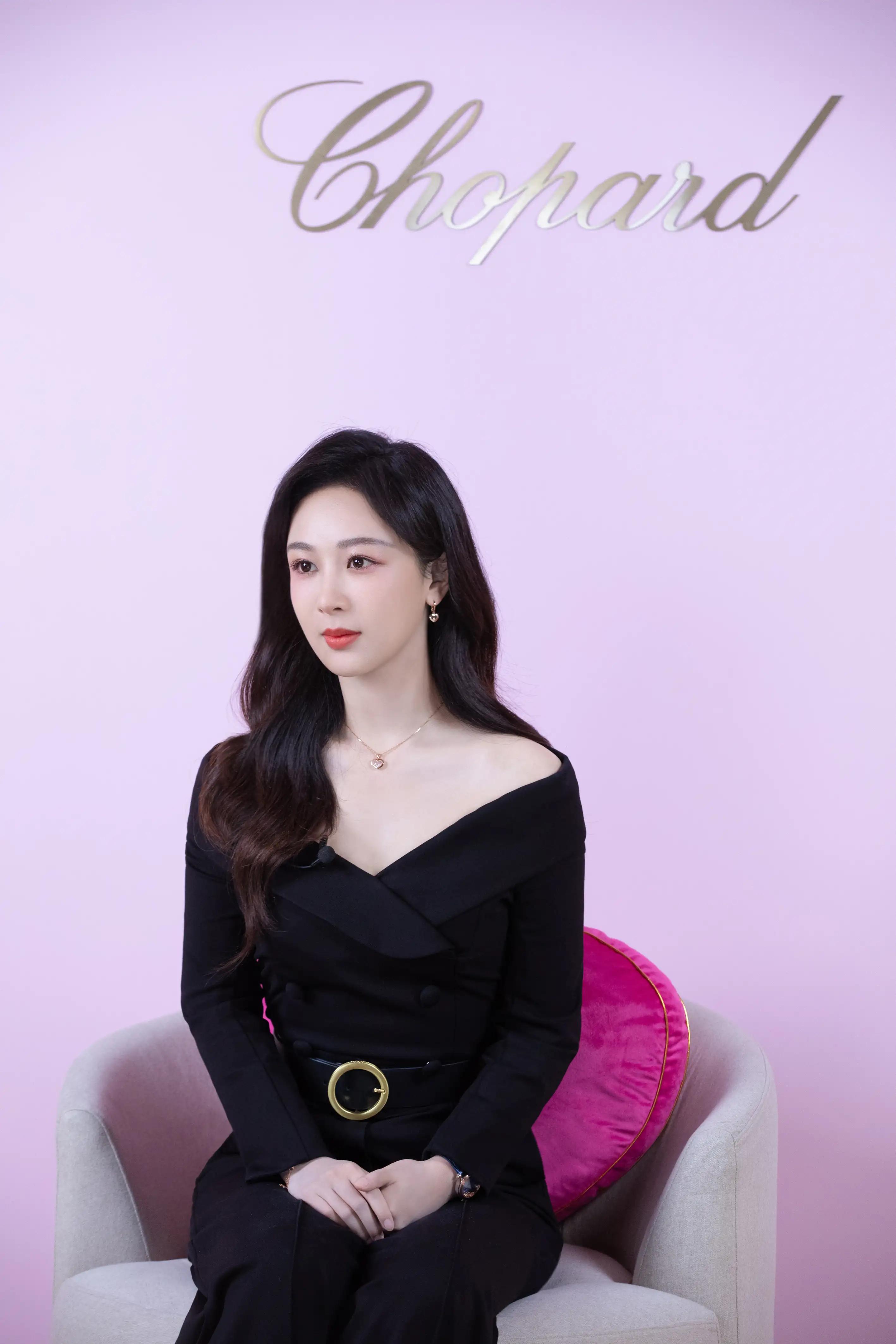 好喜欢杨紫现在的状态 自信从容,温柔大方,整个人很放松自然