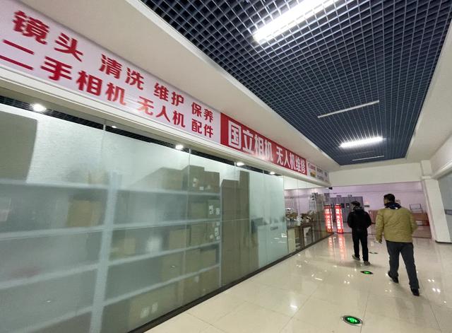 当下谁还敢开实体店，真的不怕冷场吗？我这俩朋友是不是发疯了