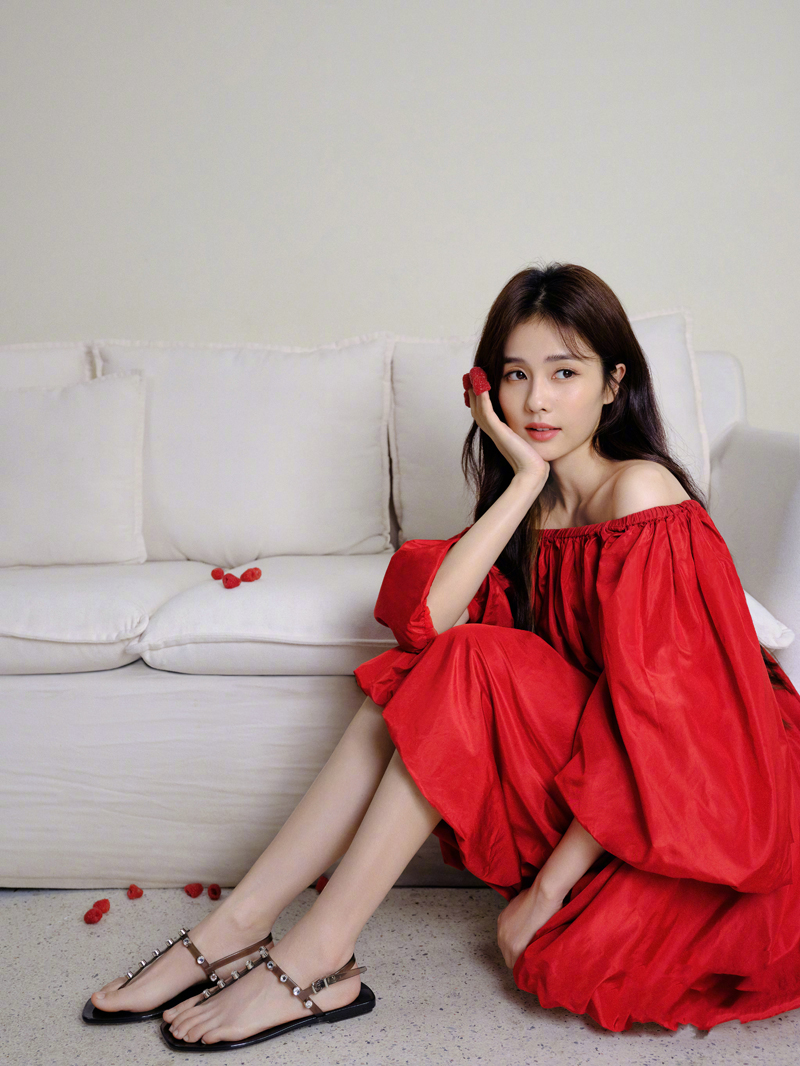 点击上方关注小丸子,获取更多有趣有料的时尚资讯和明星穿搭.