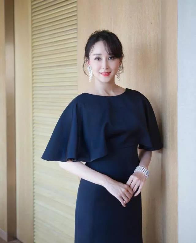 明星俏佳人：阔太太胡静，嫁入豪门，气质，举止高贵十足贵妇范