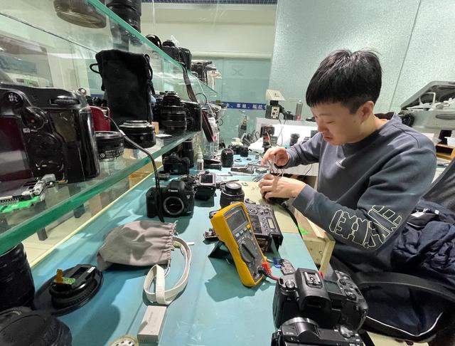 当下谁还敢开实体店，真的不怕冷场吗？我这俩朋友是不是发疯了