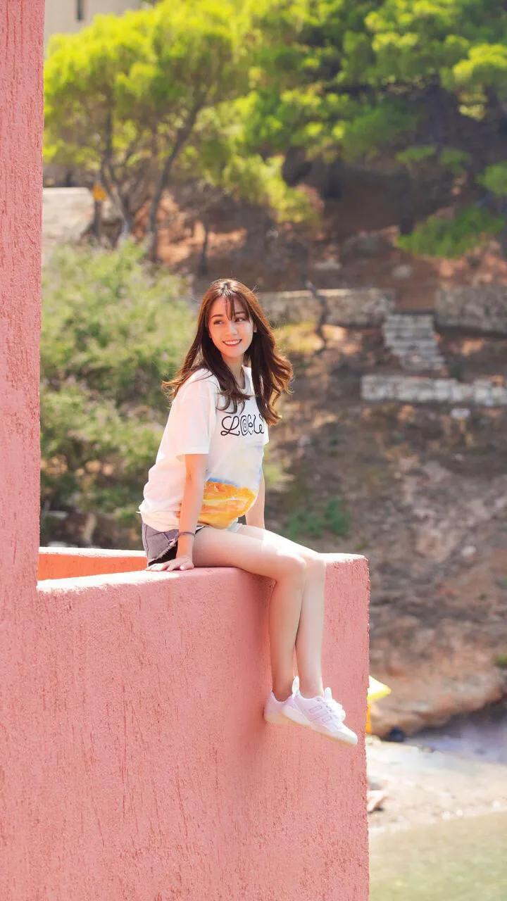 迪丽热巴太漂亮了，这张照片很可爱