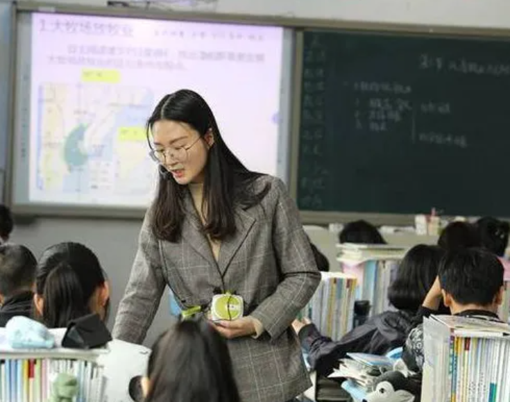 县城中学招语文老师，“一个必备条件”让人意外，普通人达不到