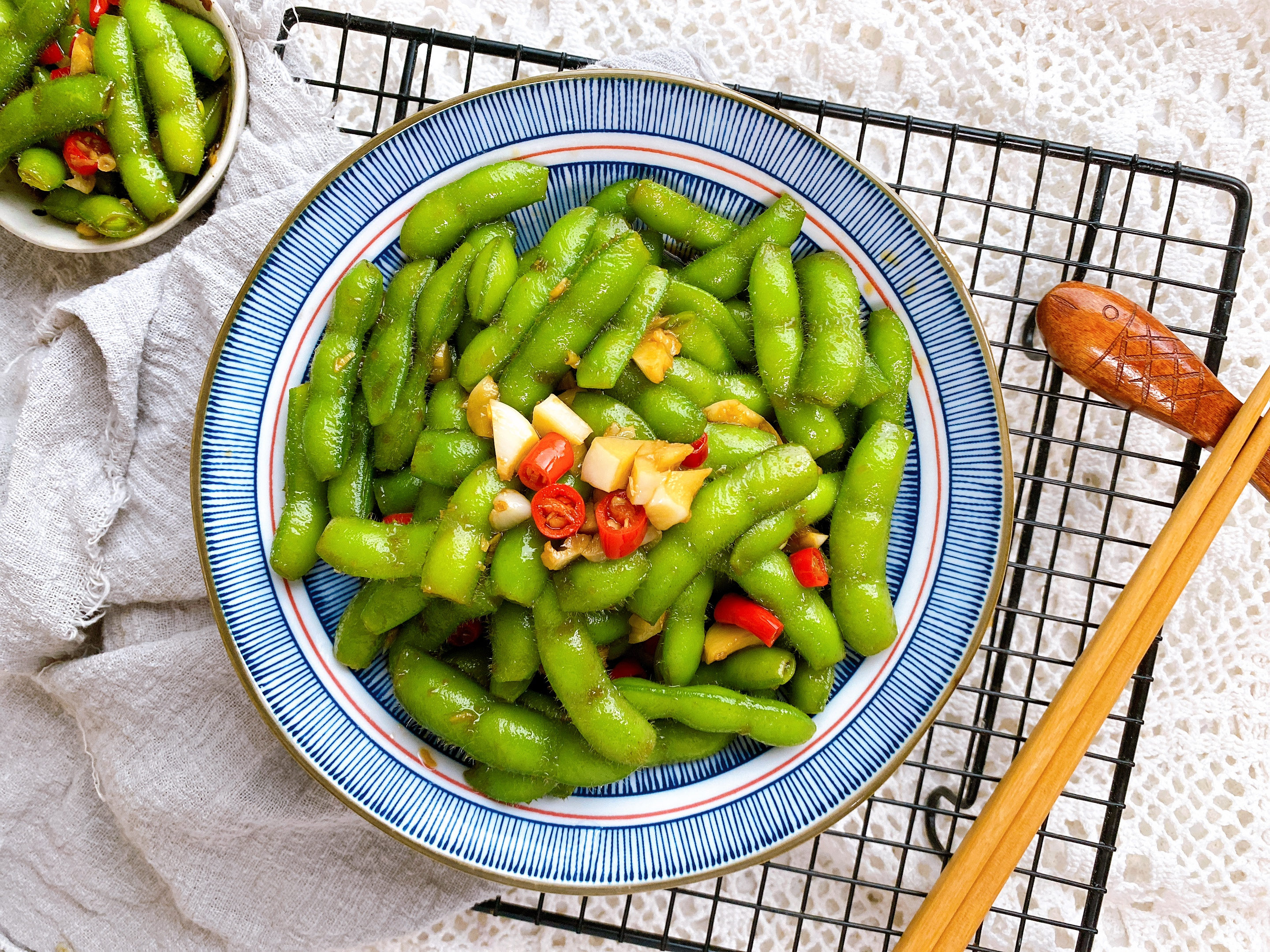 【凉拌毛豆】————【原材料】毛豆,大蒜,小米辣,食盐,白糖