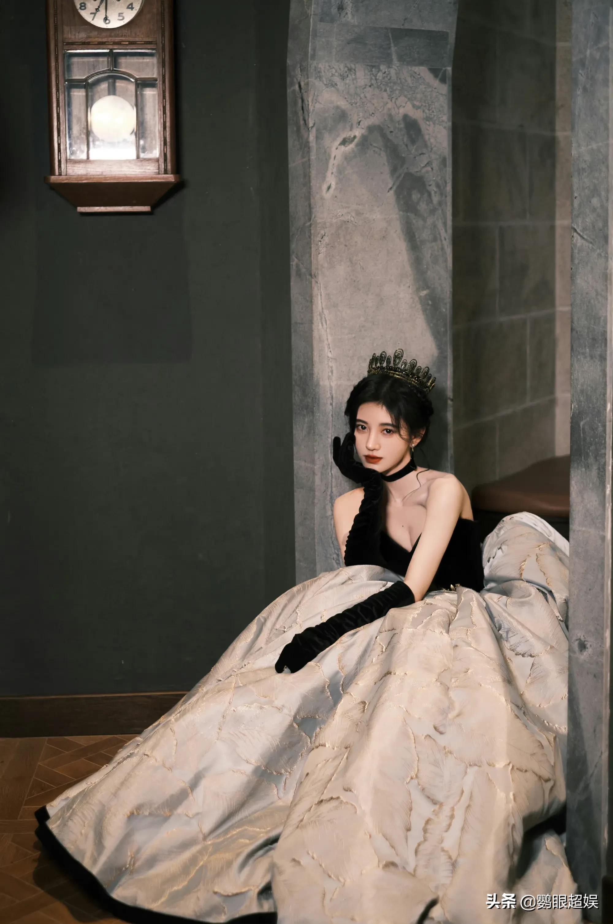 鞠婧祎晚装黑公主风，衬托出神一般的美貌