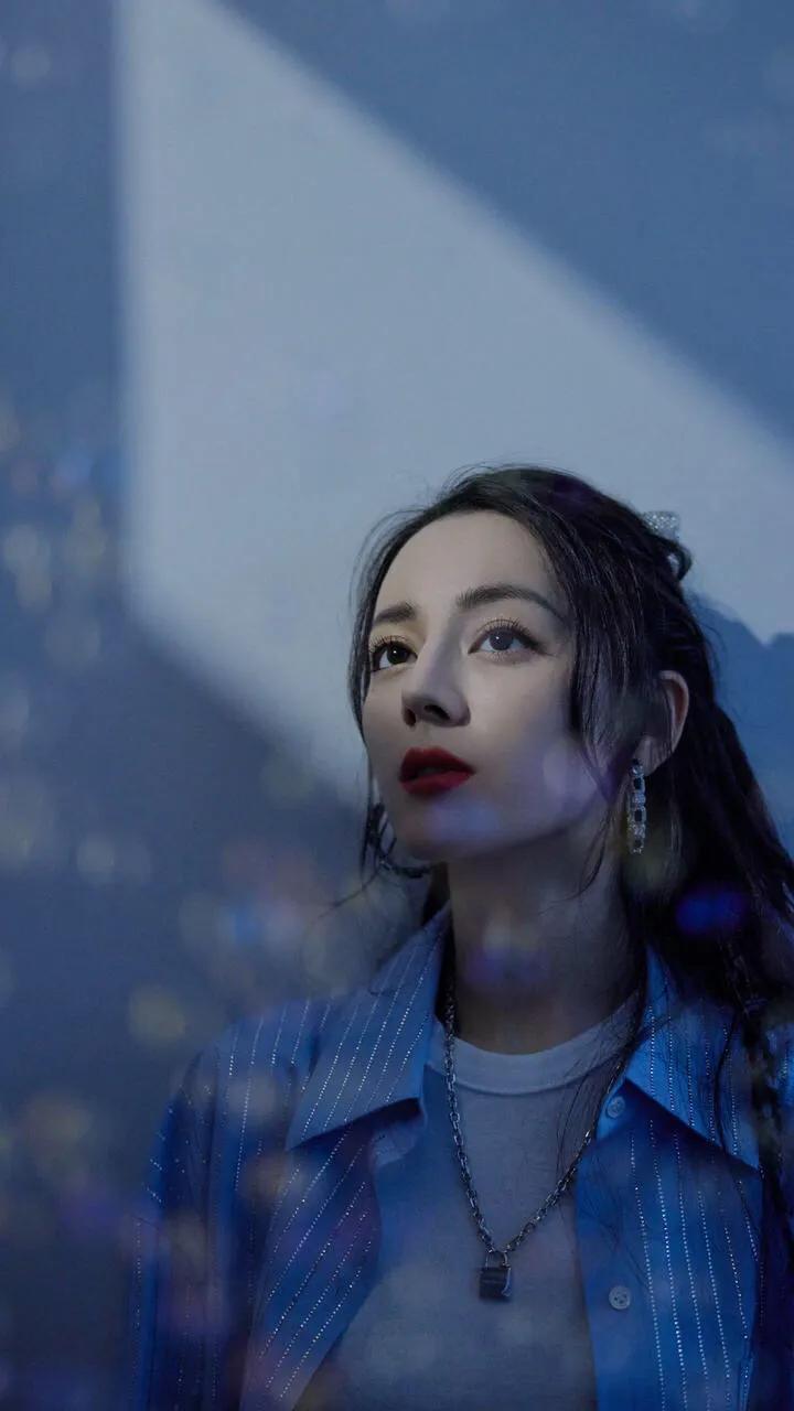 迪丽热巴太漂亮了，这张照片很可爱